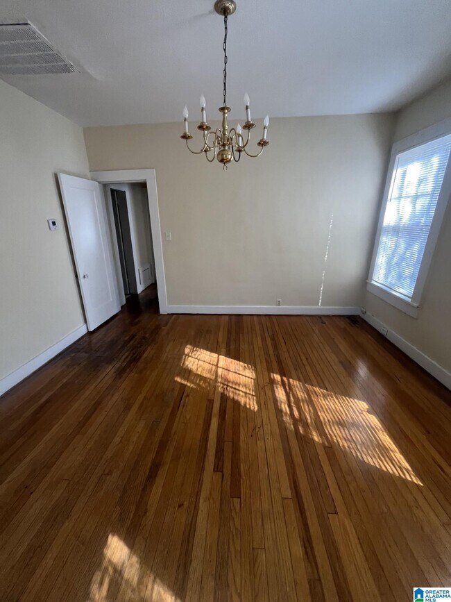 Photo - 915 40th St S