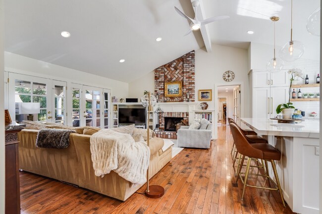 Photo - 828 Richard Ln