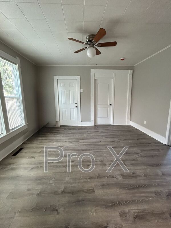 Photo - 810 N Elm St