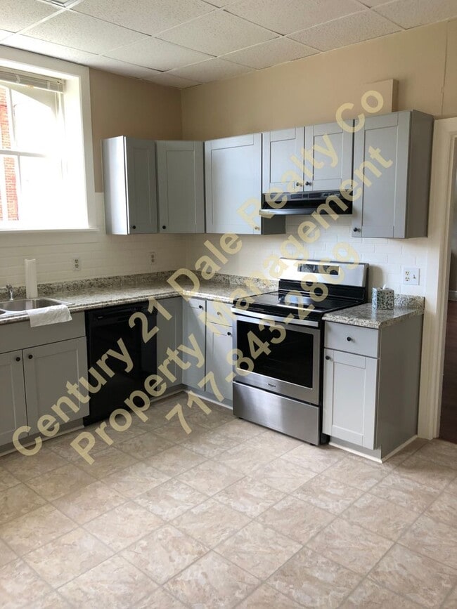 Photo - Renovated 2 Bedroom in Spring Grove, PA Unidad - 78 1/2 Back