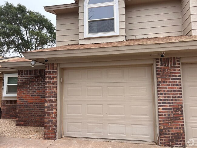 Building Photo - Spacious 2/2/1 Townhouse in Frenship ISD