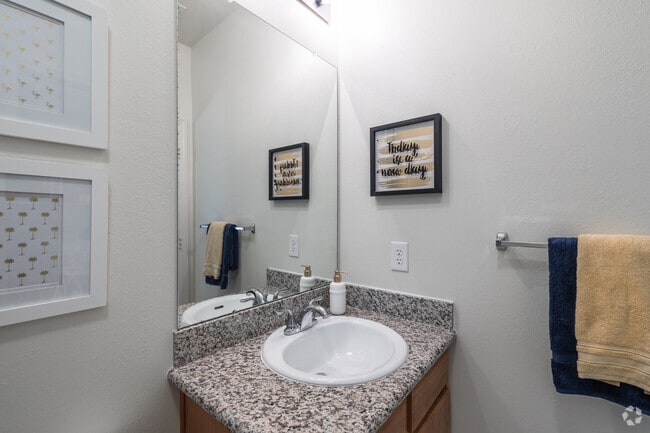 2BR, 2BA Sunroom - 1,035SF - Secondary Bathroom