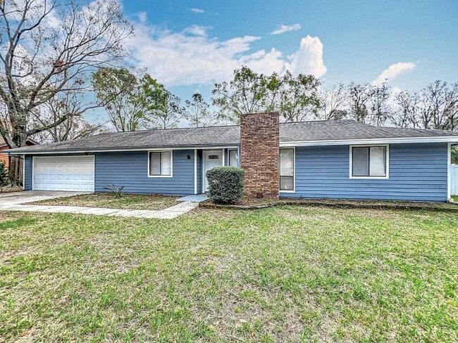 Building Photo - Stunning Waterfront Home located in the de...