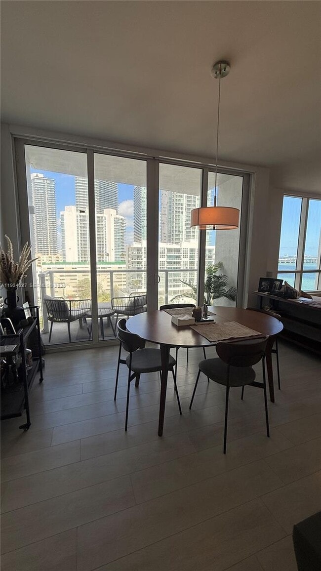 Photo - 601 NE 27th St Unidad 1003