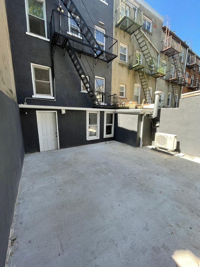 Private Backyard - 162 6th St Unit 4