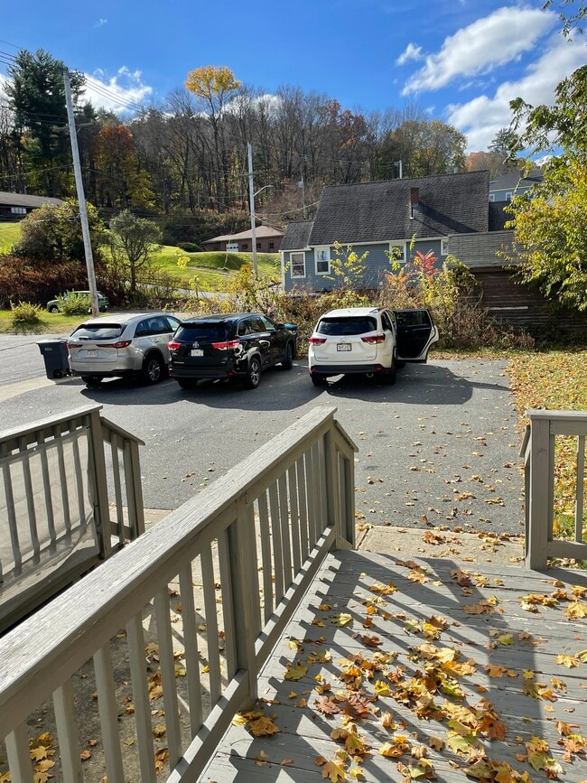 2 plazas de aparcamiento por unidad - 2020 Palmer Rd