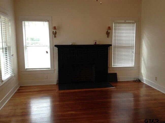 Photo - 632 Nacogdoches St