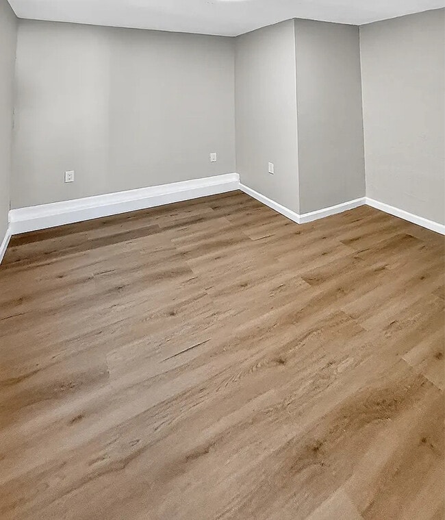 Photo - 4483 Bond St