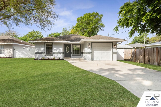 Photo - 734 Flora St