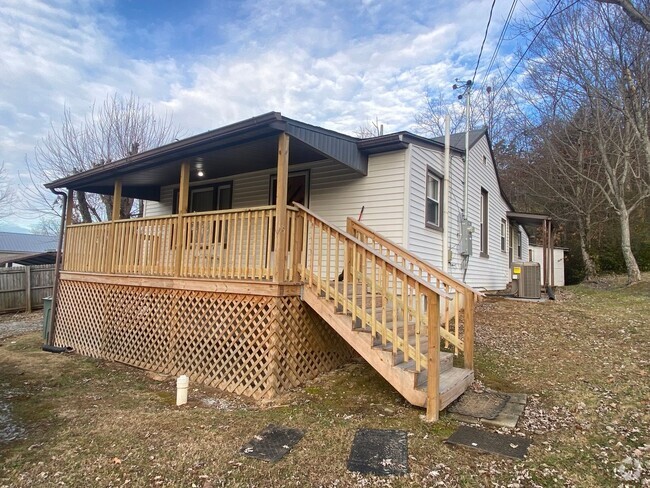 Building Photo - 3 Bedroom 1 Bath Home located in Greenevil...