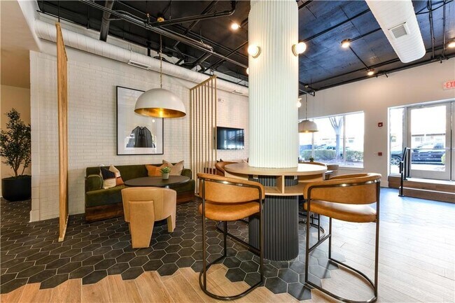 Photo - 508 Main St NE