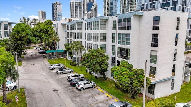 Photo - 17620 Atlantic Blvd Unidad 505