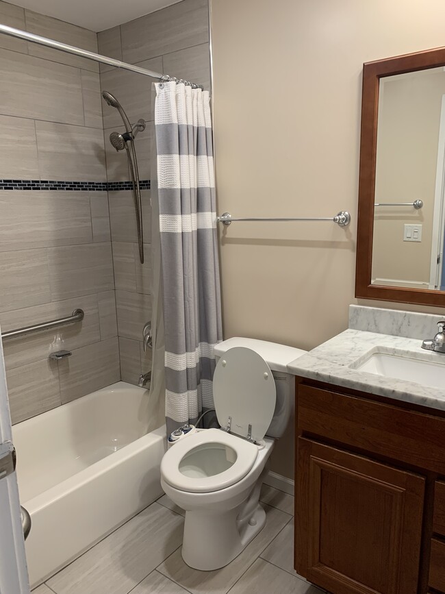 Bathroom #1 - 2 Parkside Ct Unidad 9 Rental