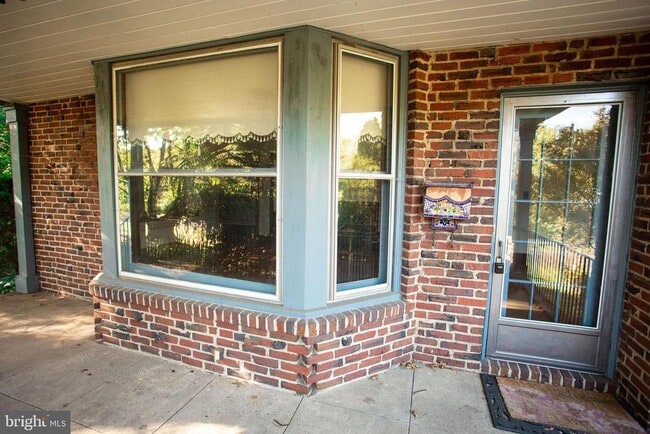 Photo - 319 N Newton Lake Dr