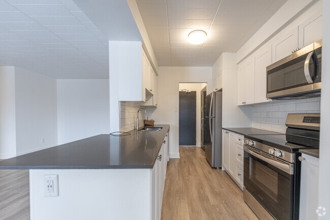 2BR, 1BA - 944SF - Kitchen