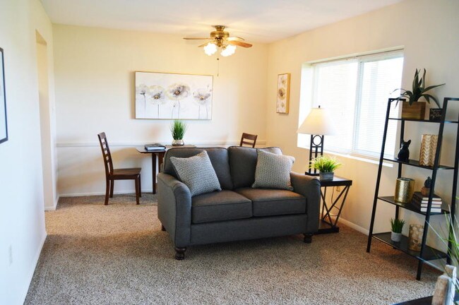 Dos habitaciones Sala de estar - Crestview