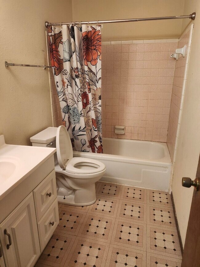 Full bathroom - 3030 Congress Blvd Unit Concord Condominium Assoc
