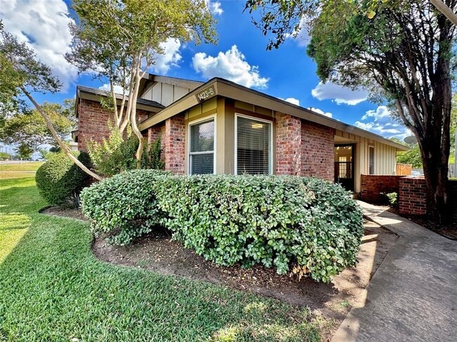 Photo - 1423 W Braker Ln Unidad B