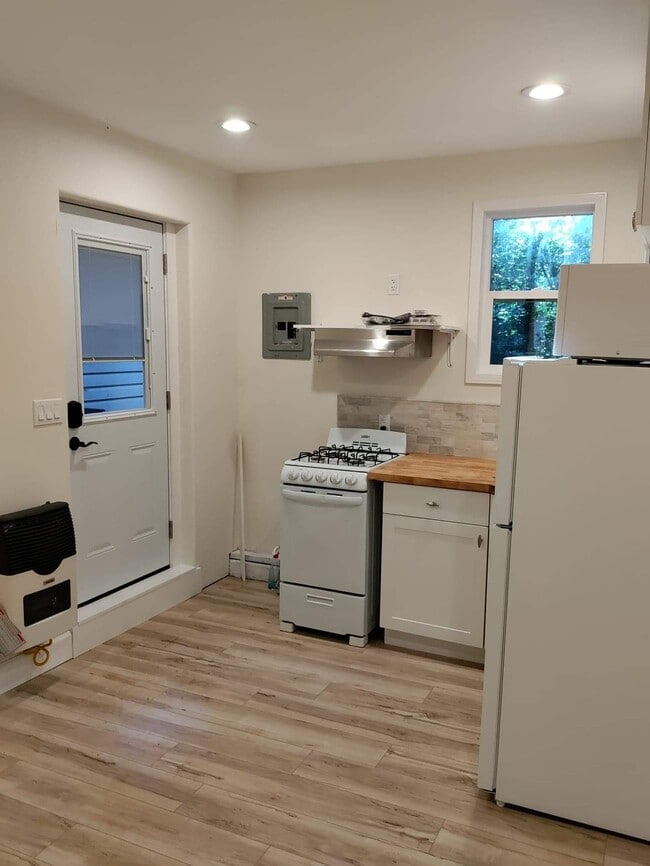 Building Photo - 150 Evergreen Rd Unit Studio Rental