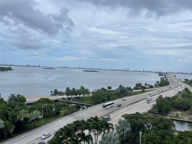 Photo - 601 NE 36th St Unidad 1009