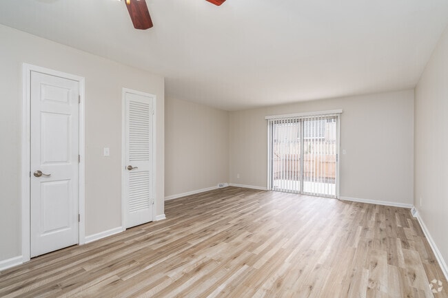 2BR, 1.5BA - 850SF - Living room