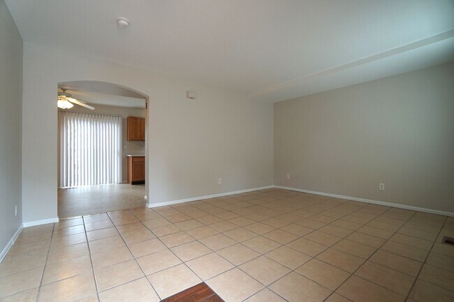 Photo - 472 Kitfield View