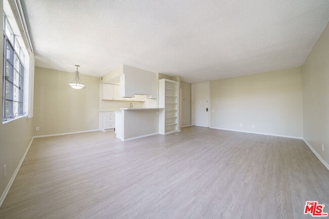 Photo - 456 S Harvard Blvd Unidad 215