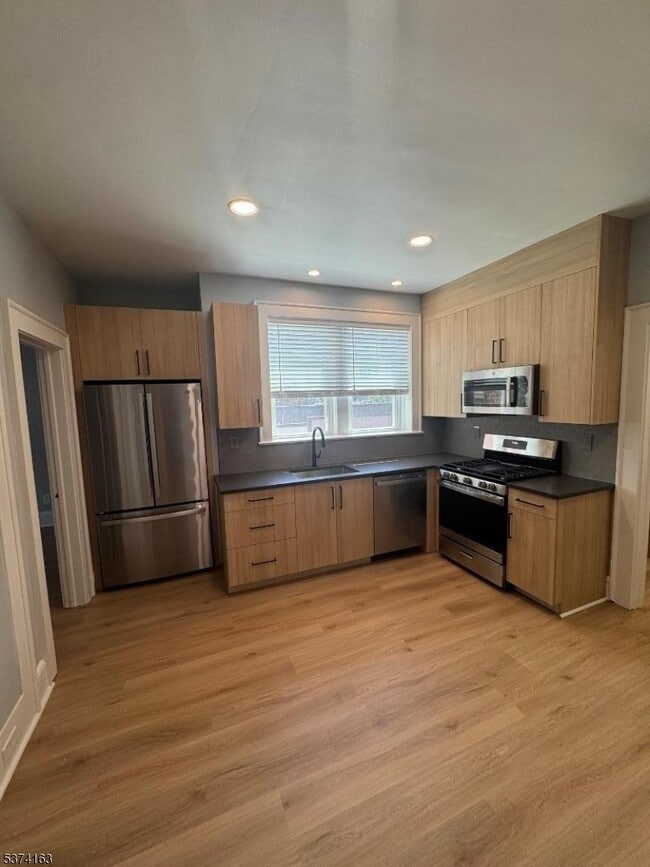 Building Photo - 630 Bloomfield Ave Rental