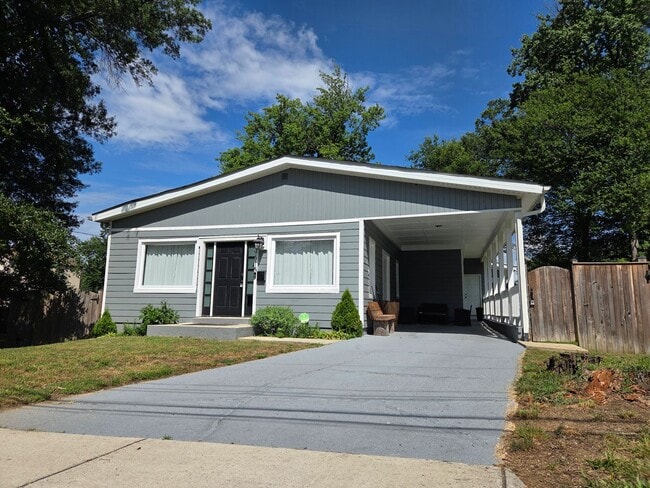 Spacious 4 BR/2 BA Single-Family Home in C... - Spacious 4 BR/2 BA Single-Family Home in C...