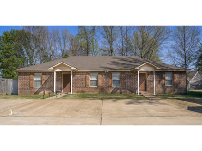 Building Photo - Hurst Apartments: Water, Sewer, & Basic Cable Included