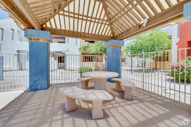 Picnic Area - Tempe La Mirage Apartments
