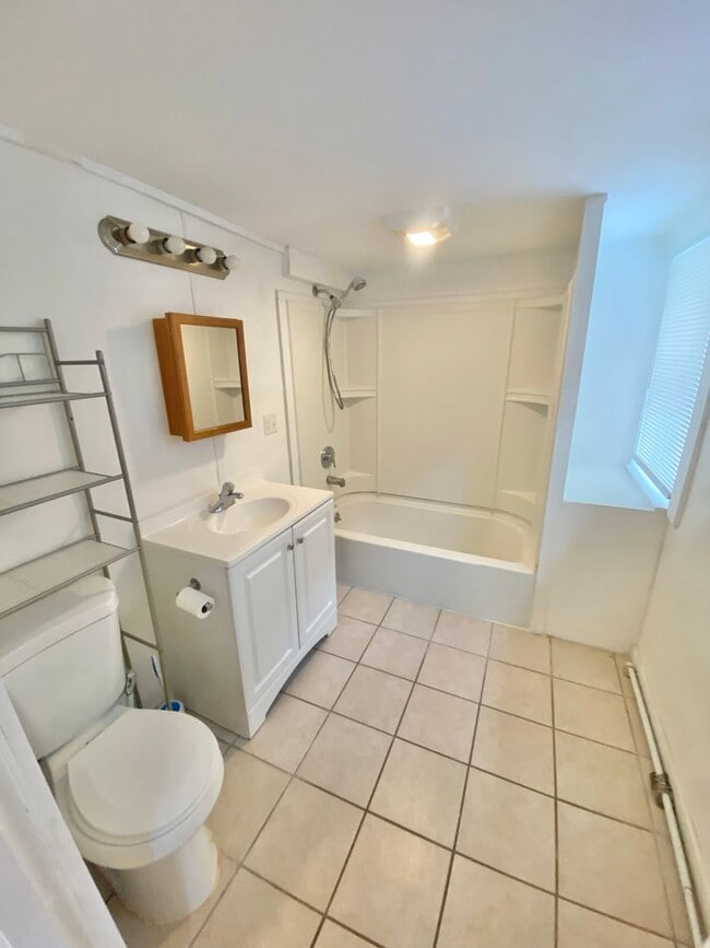 Photo - 3 Bedroom in Burlington Available Anytime in May or 6/1! Unit 1