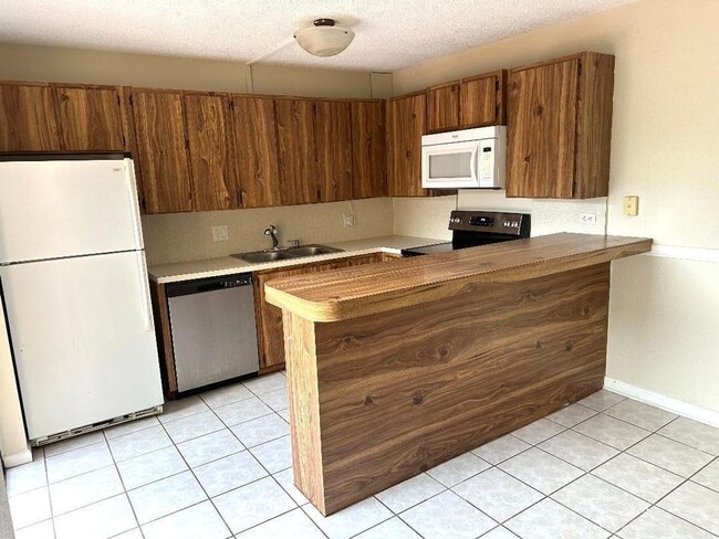Building Photo - 1006 10th Ln