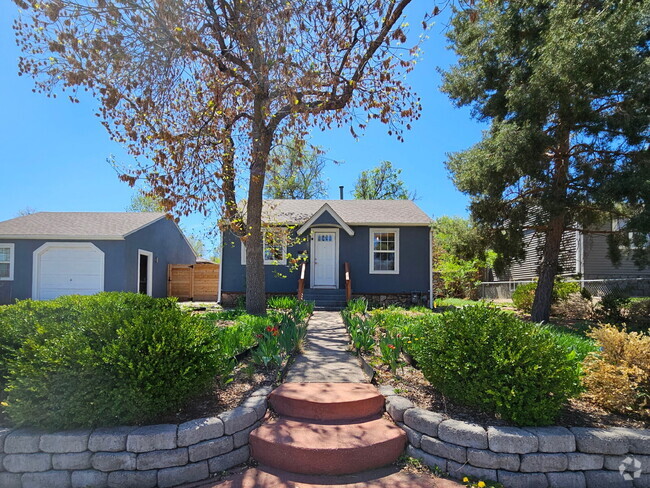 Building Photo - Charming 2-Bedroom Home with Spacious Back...