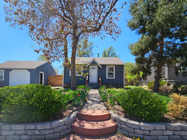 Charming 2-Bedroom Home with Spacious Back... - Charming 2-Bedroom Home with Spacious Back...