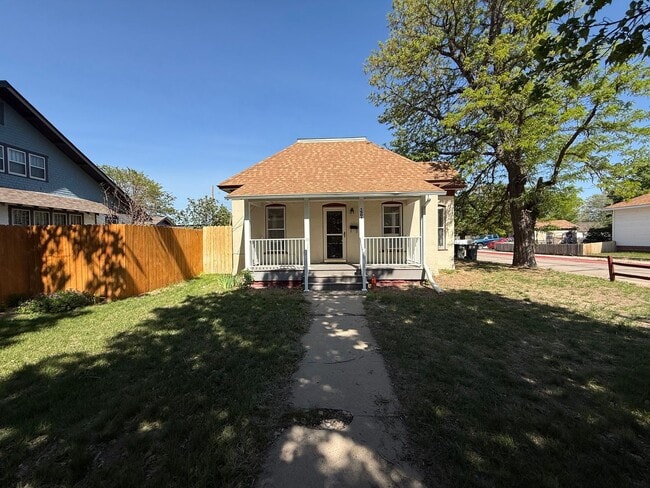 Building Photo - Two Bedroom, One Bathroom Home!