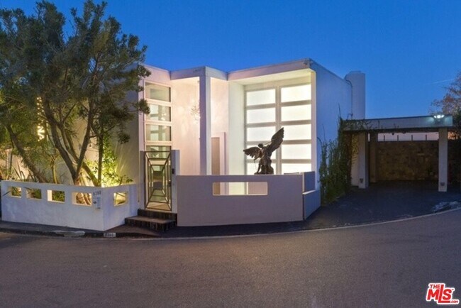 8380 Hollywood Blvd