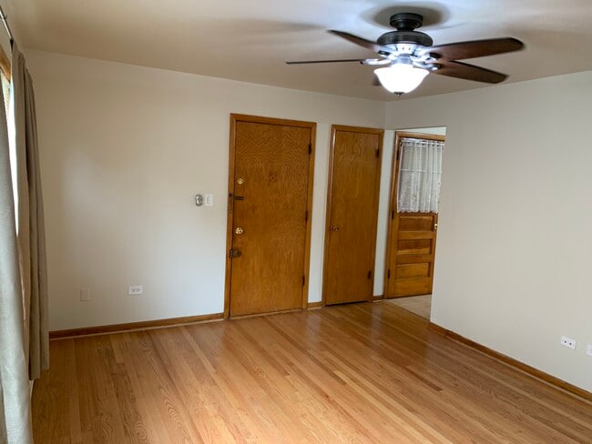 Living Room West Wall - 4908 N Harlem Ave Unit 1E