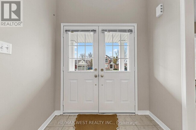 Photo - 303 King St E