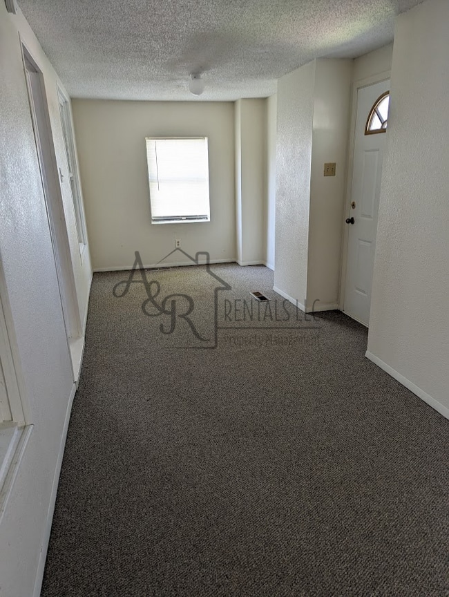 Photo - 711 N Elm St