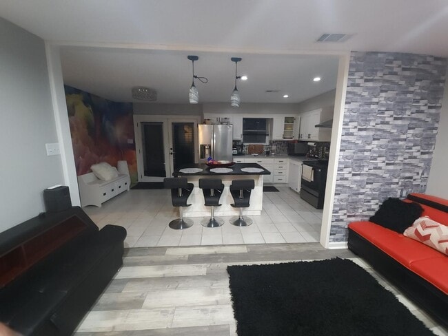 Photo - 302 Larbre Rd