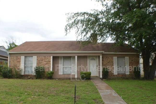 Building Photo - 1520 Pebblewood Dr
