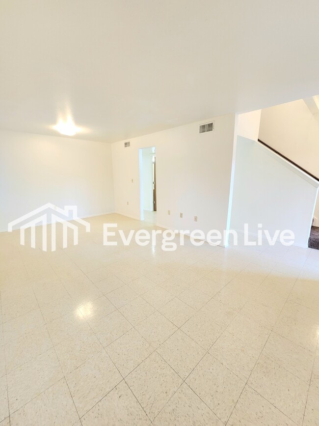 Photo - 213 Raven Dr