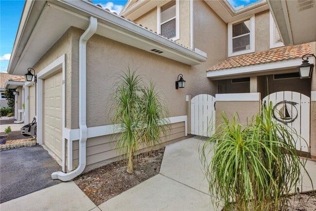 Building Photo - 3/2 Condo available in Emerald Bay!