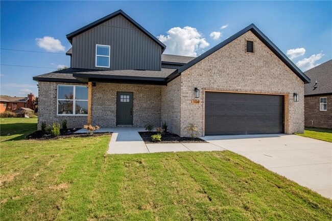 Photo - 104 White Oak St