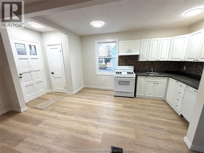 Photo - 149 Tweedsmuir Ave W