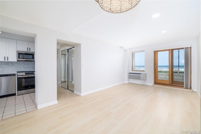 Building Photo - 440 W Broadway Unit 1F
