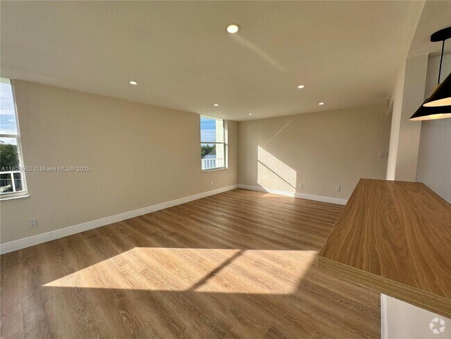 Building Photo - 16546 NE 26th Ave Unit 3G Rental