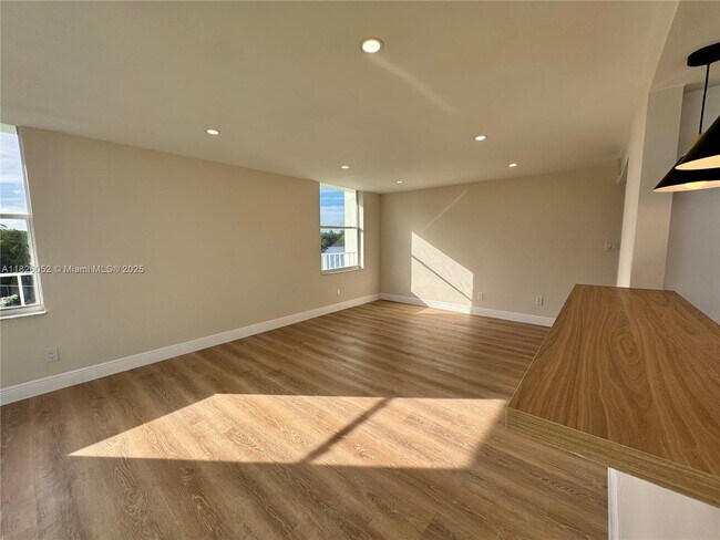 Building Photo - 16546 NE 26th Ave Unit 3G Rental