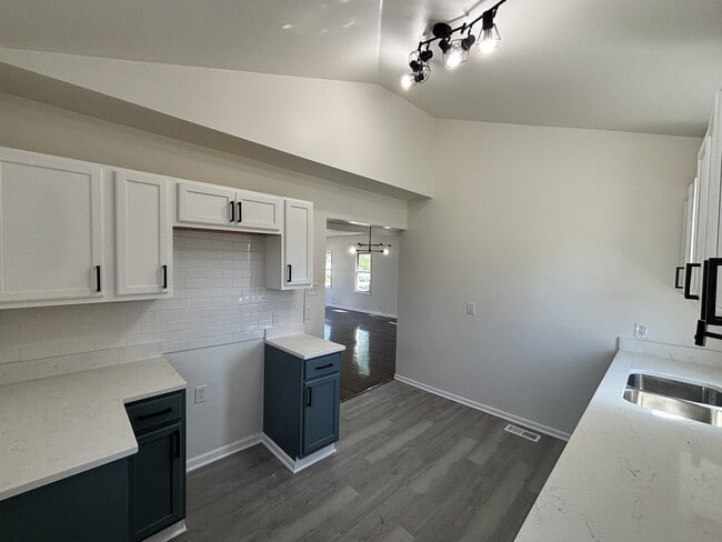 Photo - 1348 Waite St